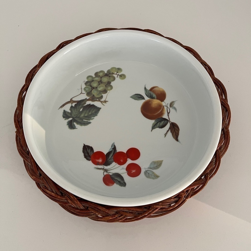 VINTAGE BIA Cordon Bleu International Deep Pie Plate Fruit Pattern Wicker Basket